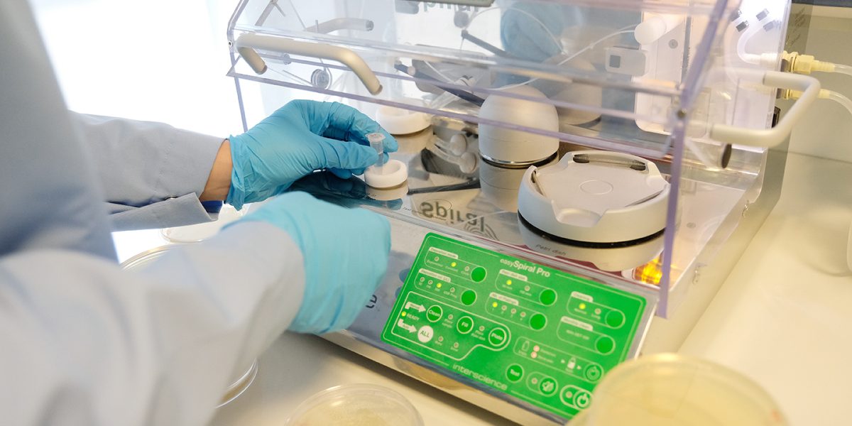 LABORATORI DE MICROBIOLOGIA 009_BAIXA_