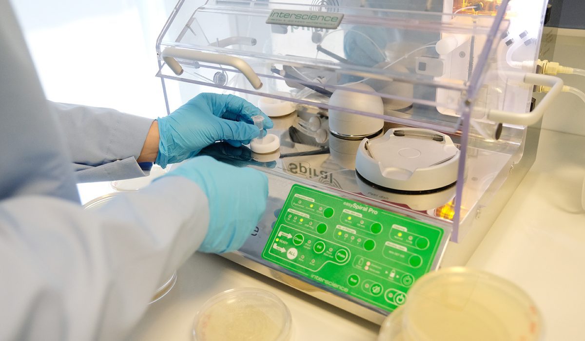 LABORATORI DE MICROBIOLOGIA 009_BAIXA_